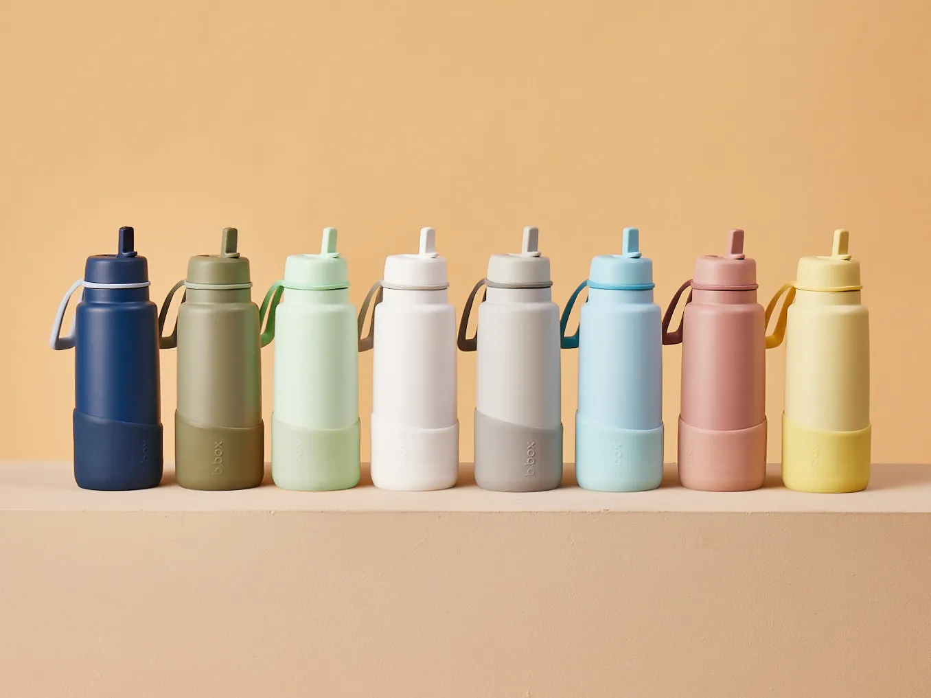 lifestyle photo of the bumper sleeve on the 1000 ml insulated bottle
